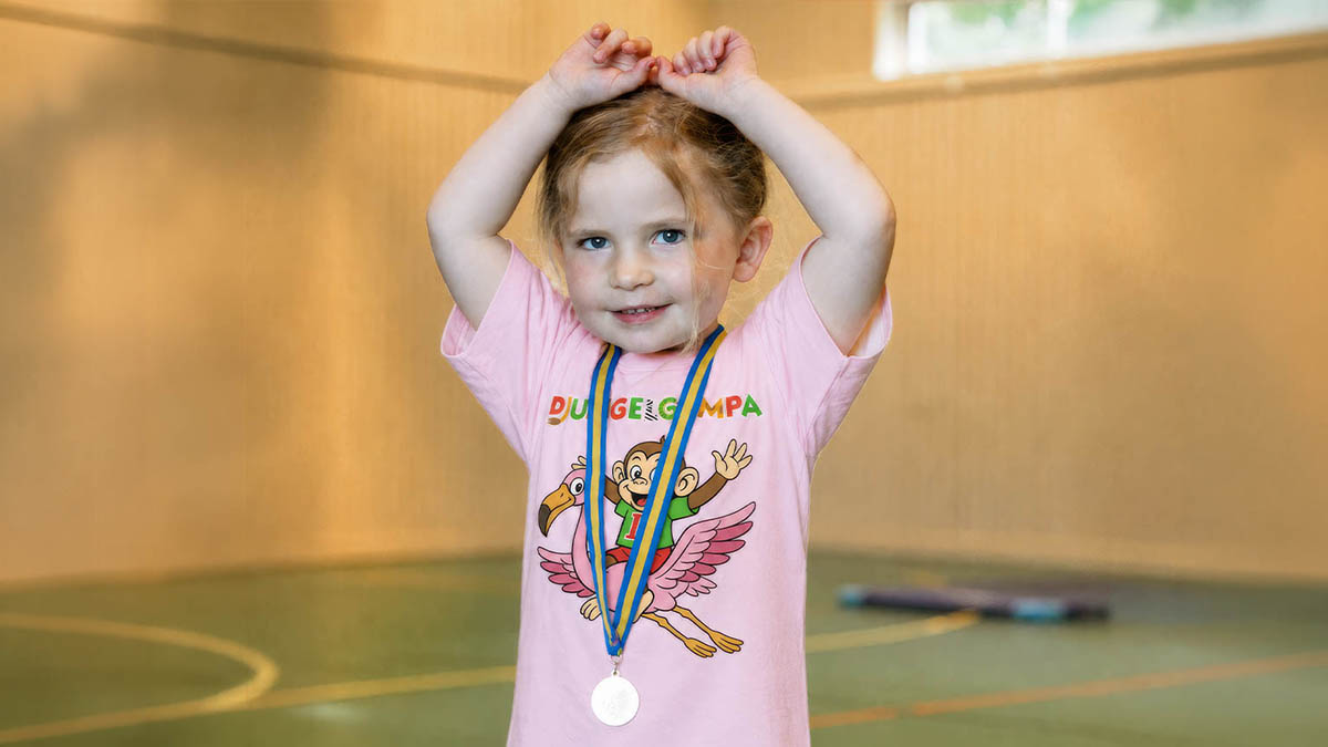 Barn med medalj på Djungelgympas avslutningsfest